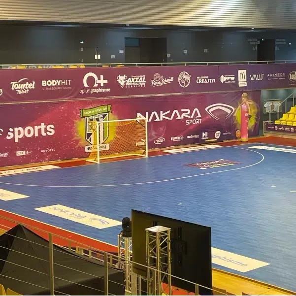 Proyecto de vinilos publicitarios sobre pista indoor