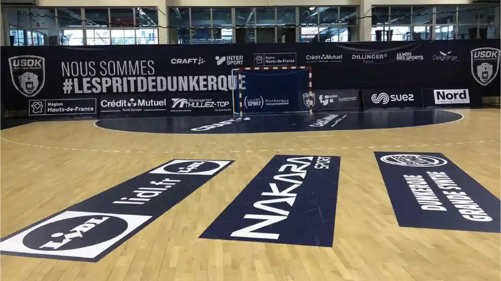 Vinilos para suelos deportivos instalados en pabellón cubierto