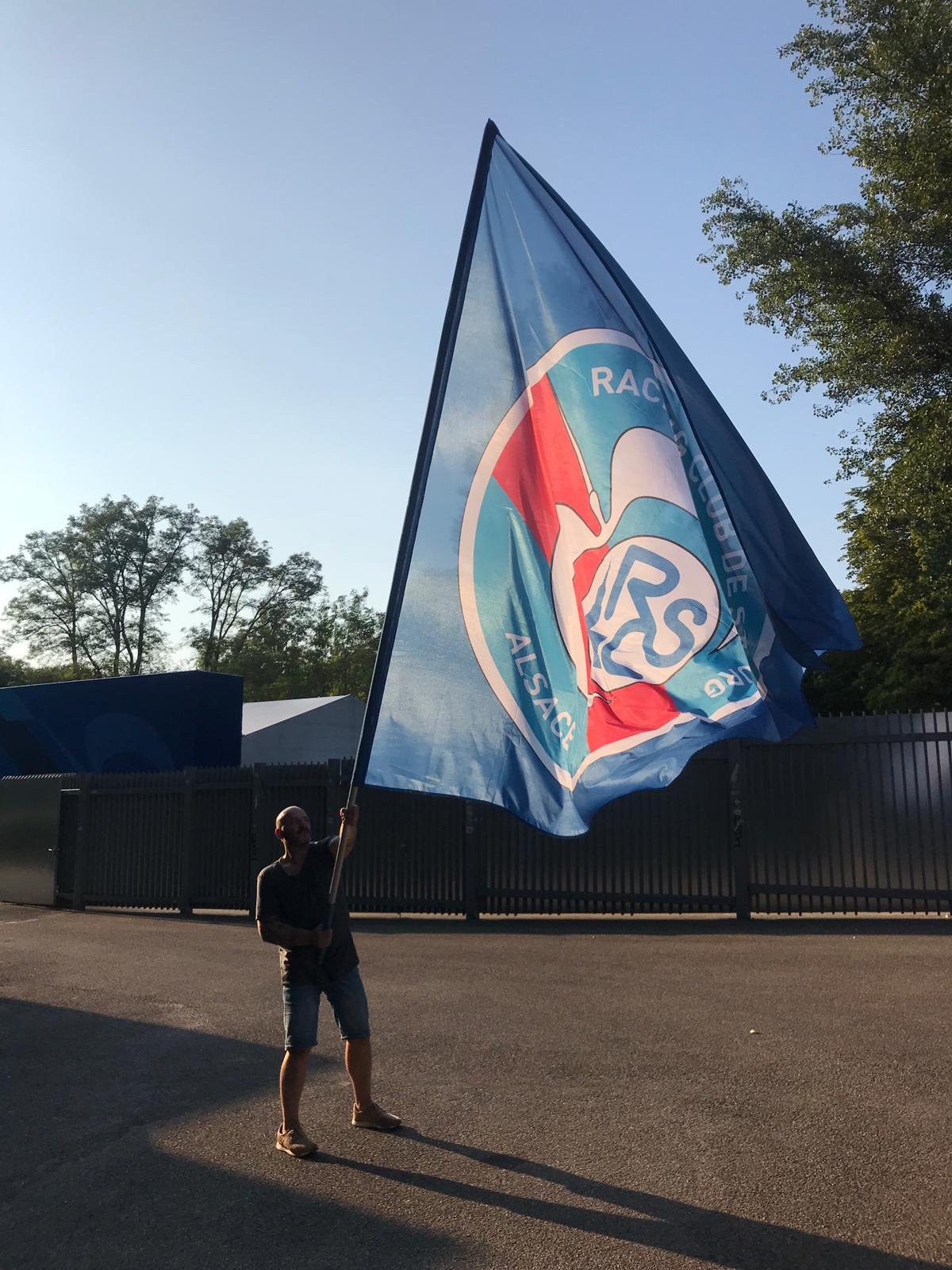 Proyecto de banderas personalizadas para club deportivo