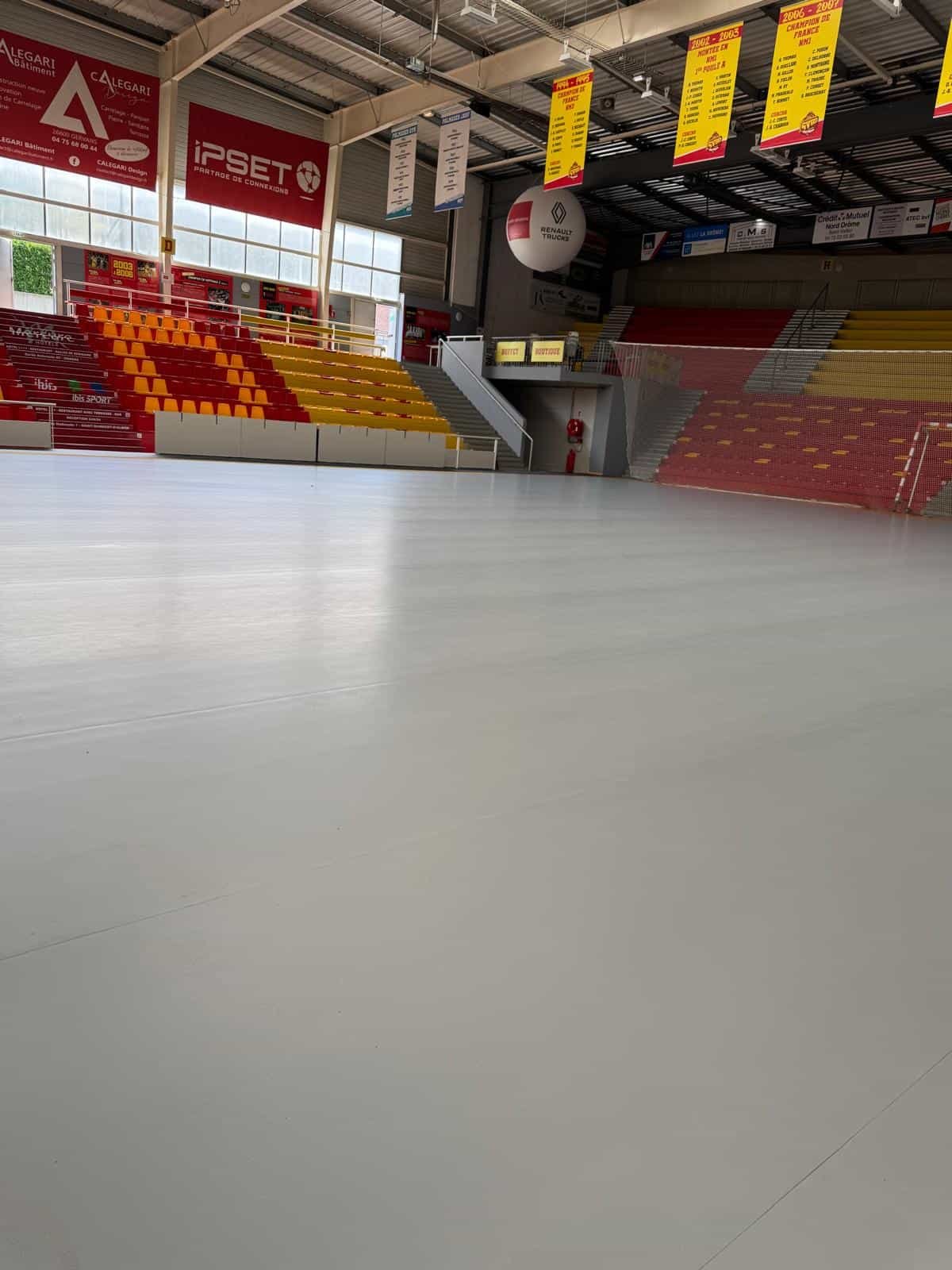 Pabellón con suelo deportivo sin vinilos publicitarios ni señalización clara