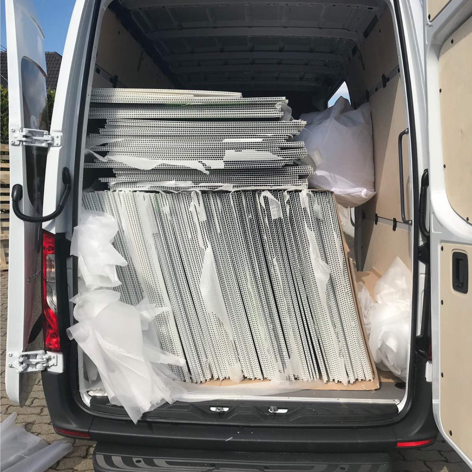 Vallas publicitarias tradicionales almacenadas ocupando espacio en club deportivo